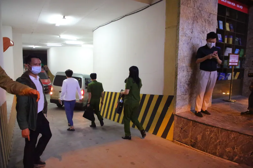 Cảnh khám xét trụ sở Tân Hoàng Minh ảnh 7