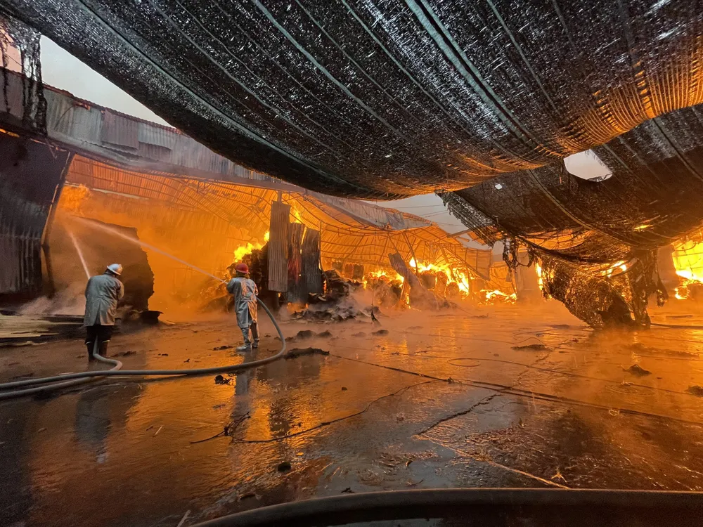 Cháy lớn tại xưởng gỗ dán ở Gia Lâm, Hà Nội ảnh 3