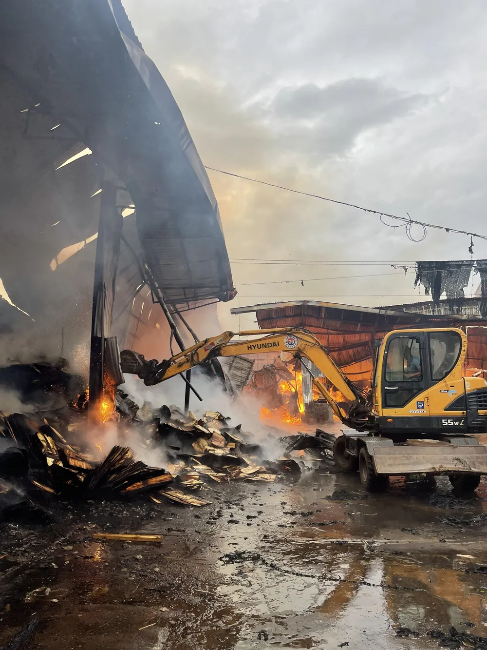 Cháy lớn tại xưởng gỗ dán ở Gia Lâm, Hà Nội ảnh 6