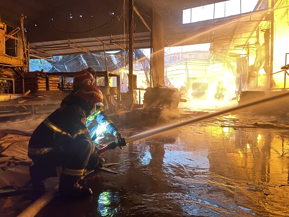 Cháy lớn tại xưởng gỗ dán ở Gia Lâm, Hà Nội ảnh 1