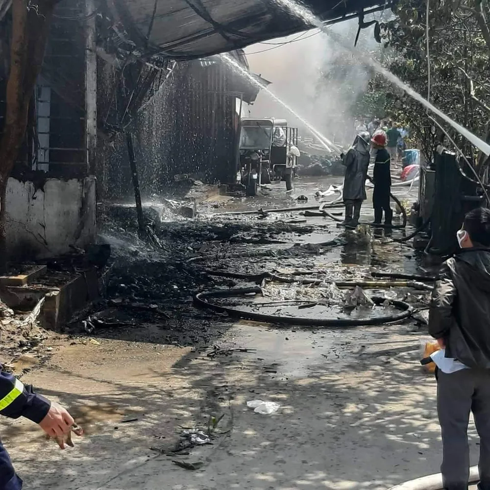 Cháy lớn 4 cơ sở sản xuất chăn ga, gối đệm ở Hà Nội ảnh 8