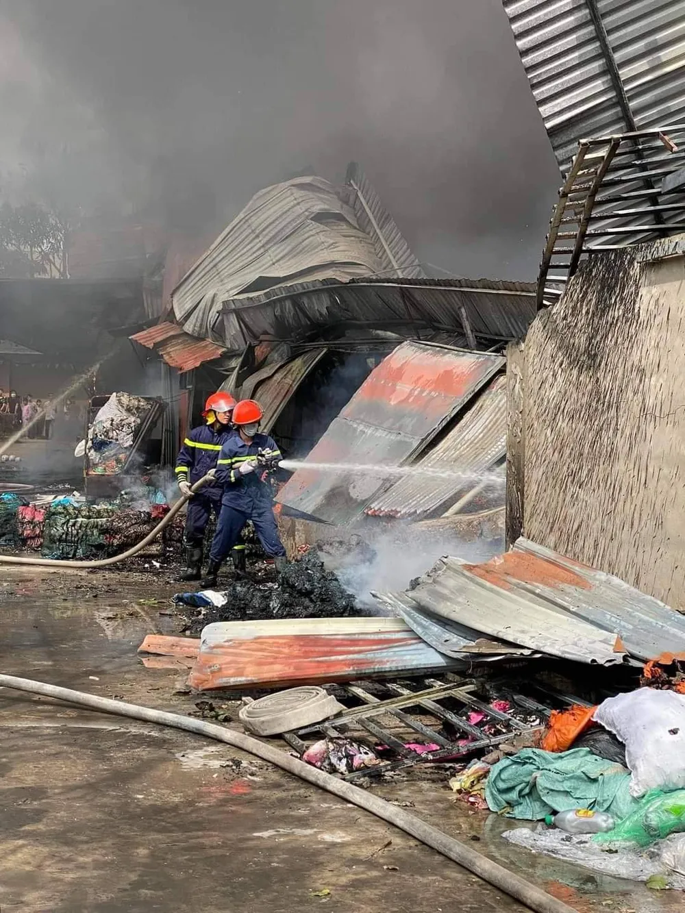 Cháy lớn 4 cơ sở sản xuất chăn ga, gối đệm ở Hà Nội ảnh 7