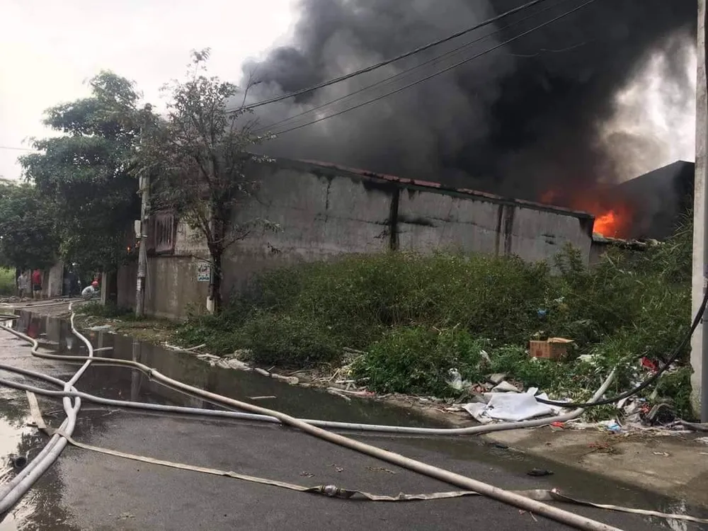 Cháy lớn 4 cơ sở sản xuất chăn ga, gối đệm ở Hà Nội ảnh 4