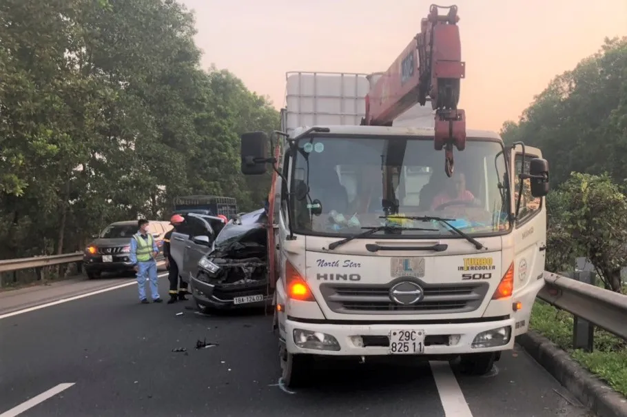 Tài xế mắc kẹt trong cabin trong vụ tai nạn đâm vào đuôi xe tải ảnh 1
