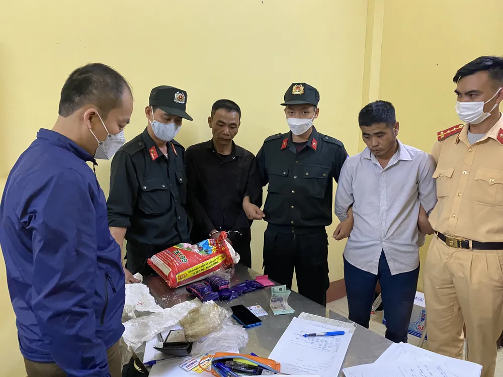 Bắt giữ 2 đối tượng vận chuyển hơn 5.000 viên ma túy tổng hợp ảnh 1