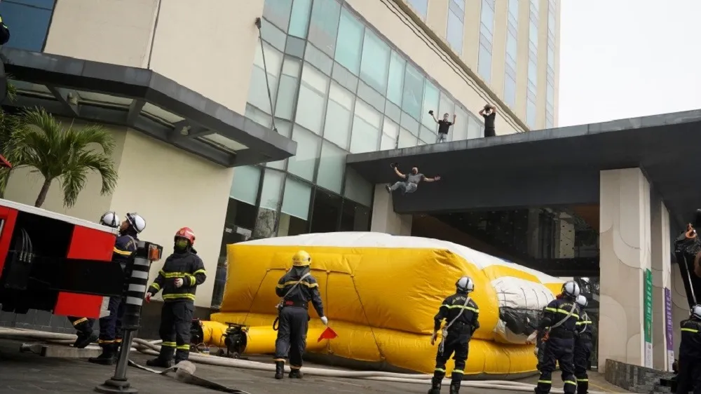 Diễn tập chữa cháy, cứu nạn cứu hộ bảo đảm an toàn cho SEA Games 31 ảnh 4