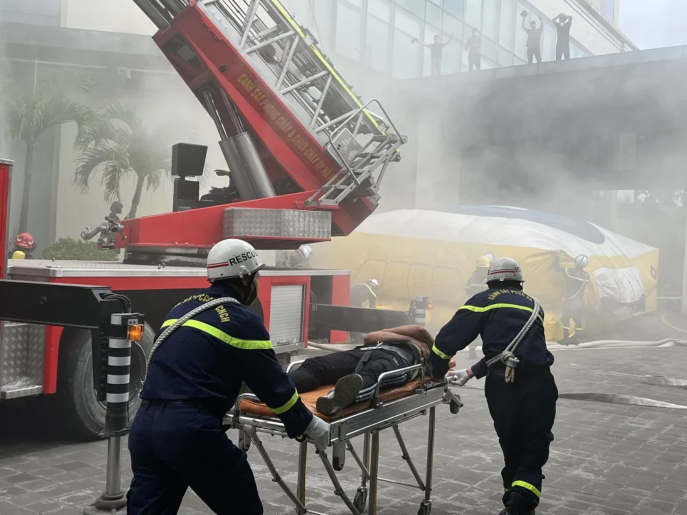 Diễn tập chữa cháy, cứu nạn cứu hộ bảo đảm an toàn cho SEA Games 31 ảnh 6