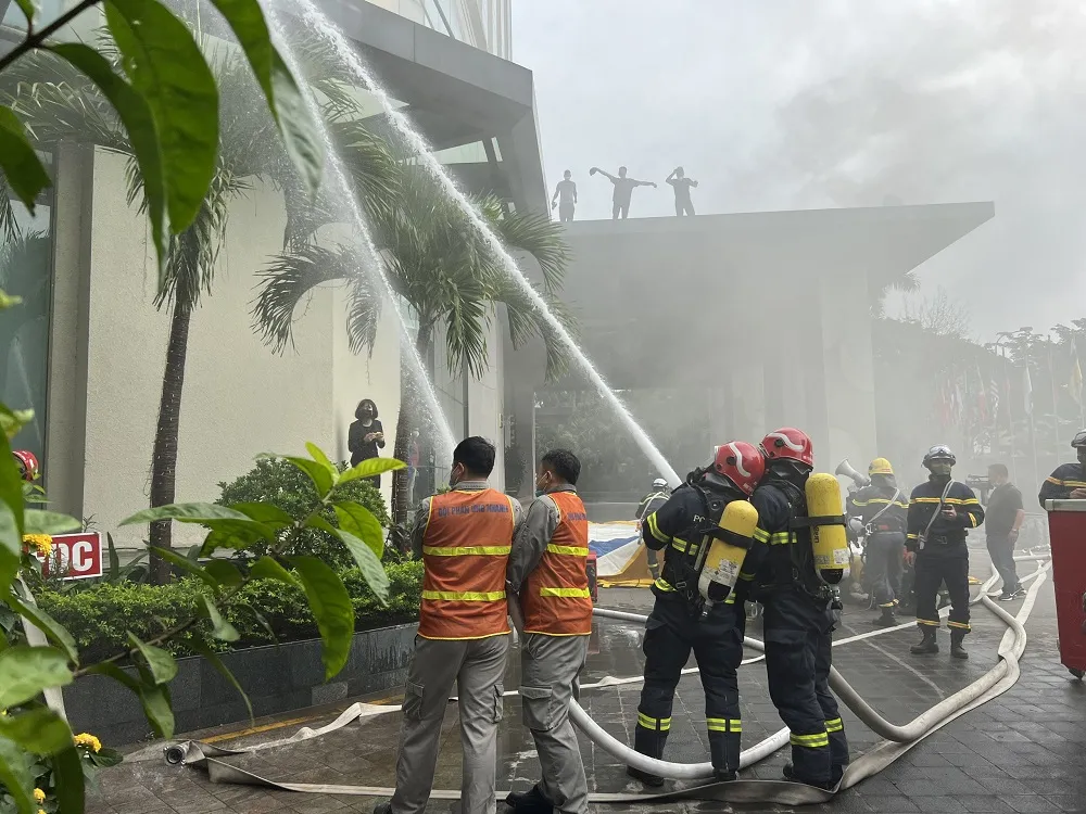 Diễn tập chữa cháy, cứu nạn cứu hộ bảo đảm an toàn cho SEA Games 31 ảnh 7