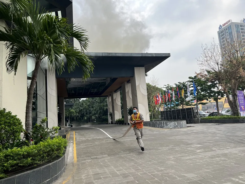 Diễn tập chữa cháy, cứu nạn cứu hộ bảo đảm an toàn cho SEA Games 31 ảnh 8