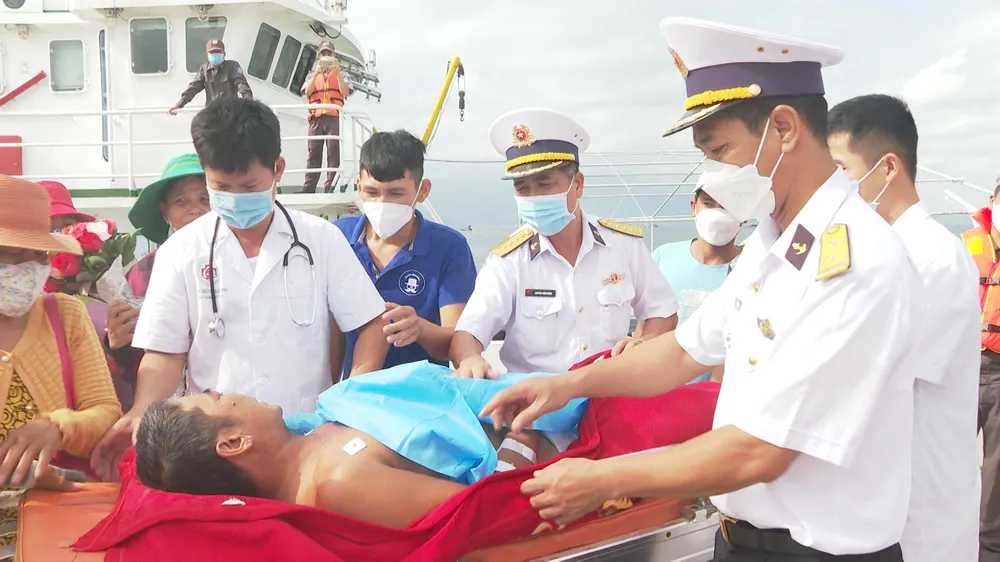 Kịp thời đưa ngư dân bị bệnh vào bờ an toàn