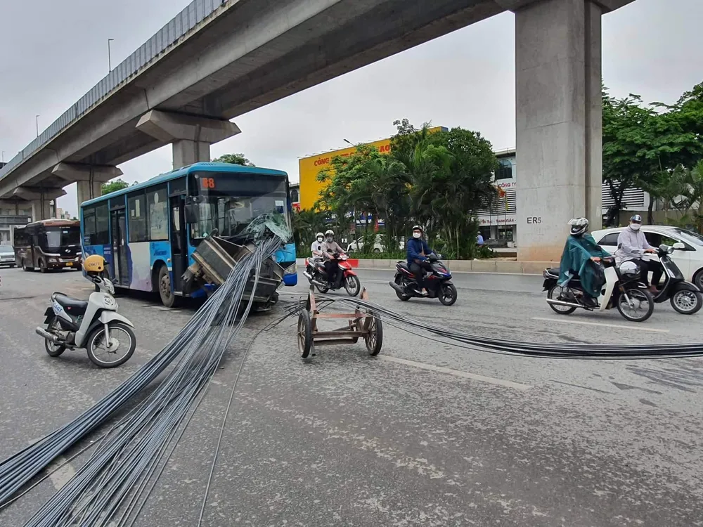 Xe ba gác chở nhiều thanh sắt xuyên thủng kính xe buýt ảnh 1