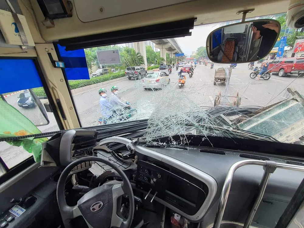 Xe ba gác chở nhiều thanh sắt xuyên thủng kính xe buýt ảnh 2