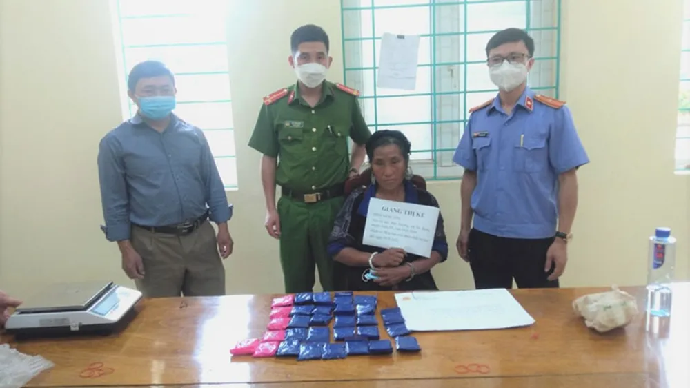 Đối tượng Giàng Thị Ké cùng tang vật