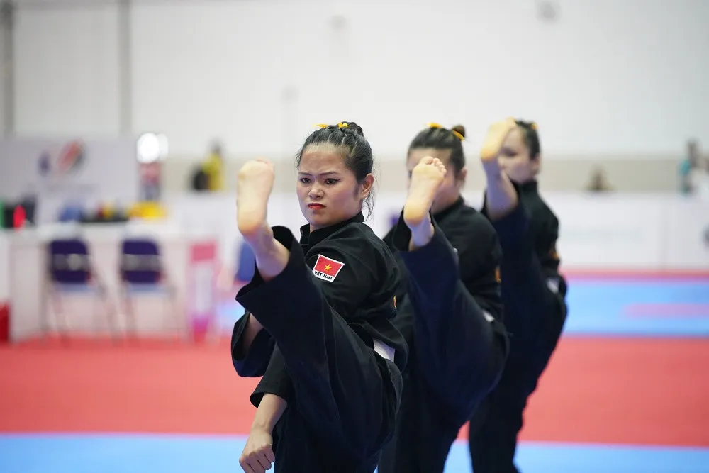 Nức lòng tấm huy chương vàng đồng đội nữ Pencak Silat của Việt Nam ảnh 10