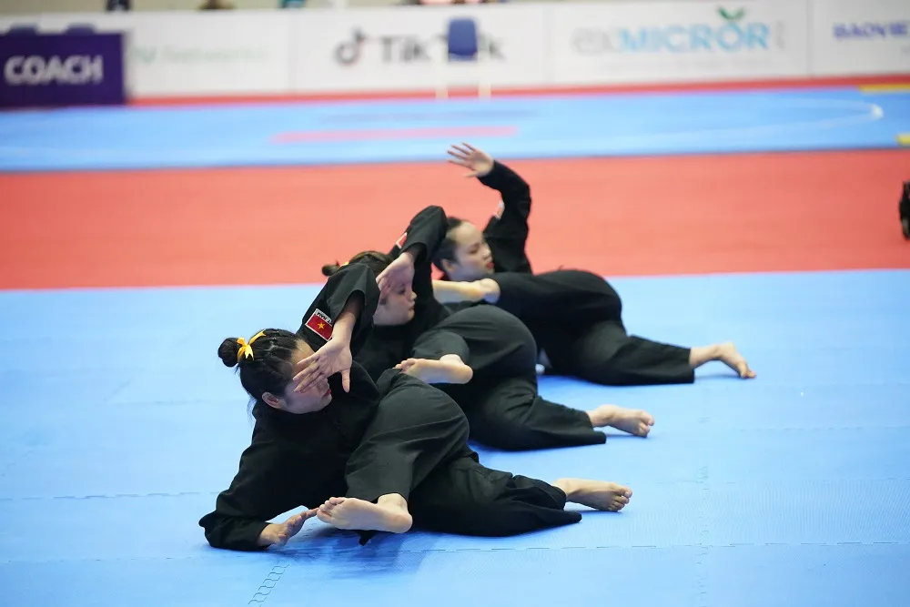 Nức lòng tấm huy chương vàng đồng đội nữ Pencak Silat của Việt Nam ảnh 11