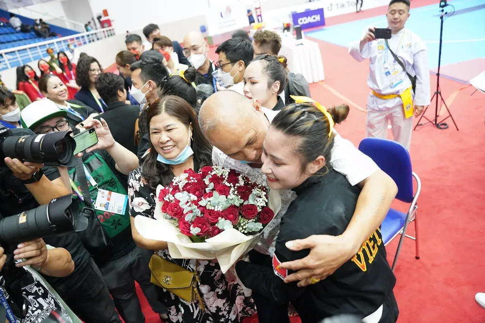 Nức lòng tấm huy chương vàng đồng đội nữ Pencak Silat của Việt Nam ảnh 15