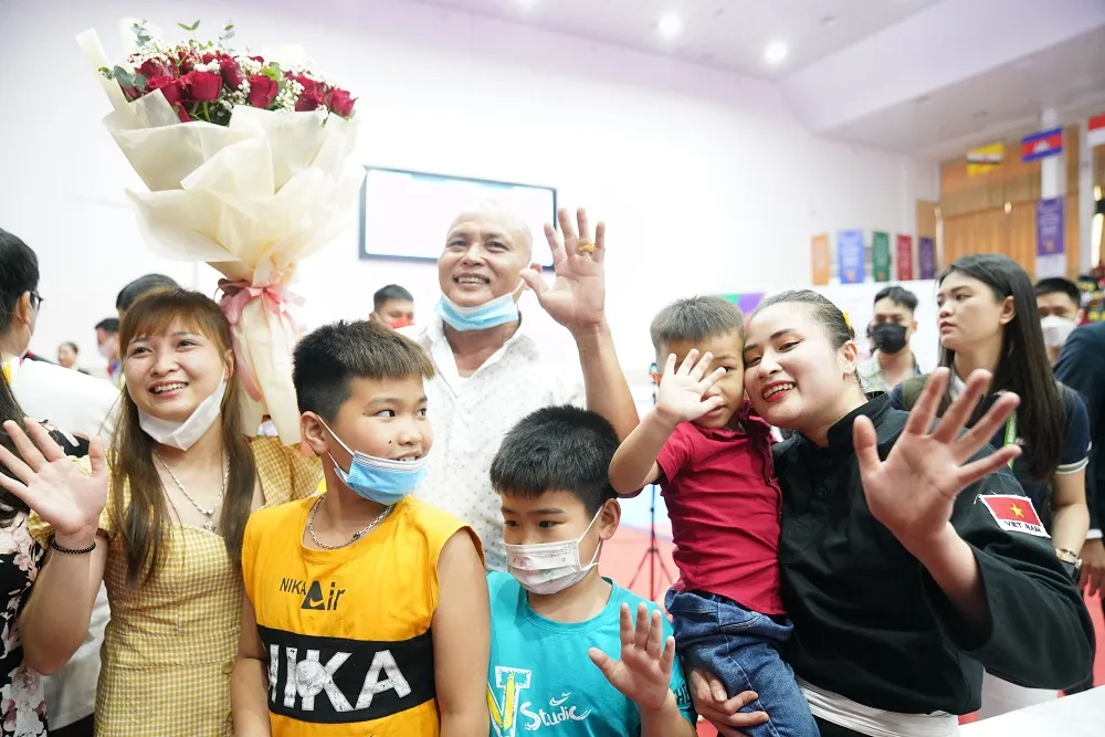 Nức lòng tấm huy chương vàng đồng đội nữ Pencak Silat của Việt Nam ảnh 14