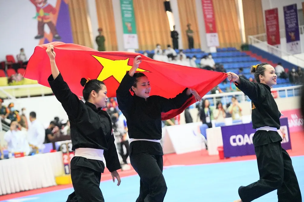 Nức lòng tấm huy chương vàng đồng đội nữ Pencak Silat của Việt Nam ảnh 4