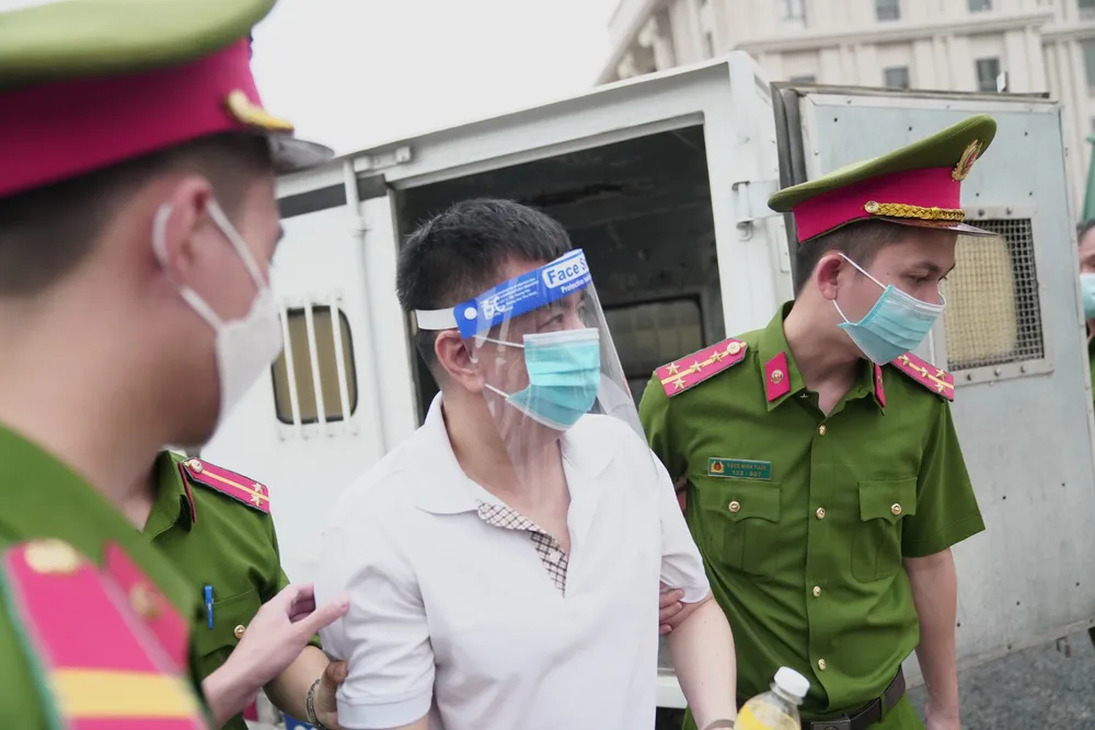 Sáng nay 12-5, cựu Thứ trưởng Bộ Y tế Trương Quốc Cường và đồng phạm hầu tòa ảnh 6