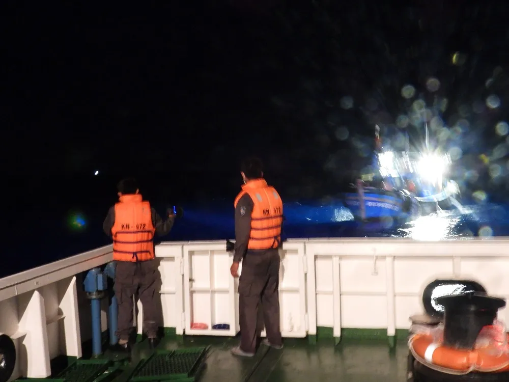 Kịp thời cứu tàu cá gần đảo Đá Đông C, quần đảo Trường Sa ảnh 1