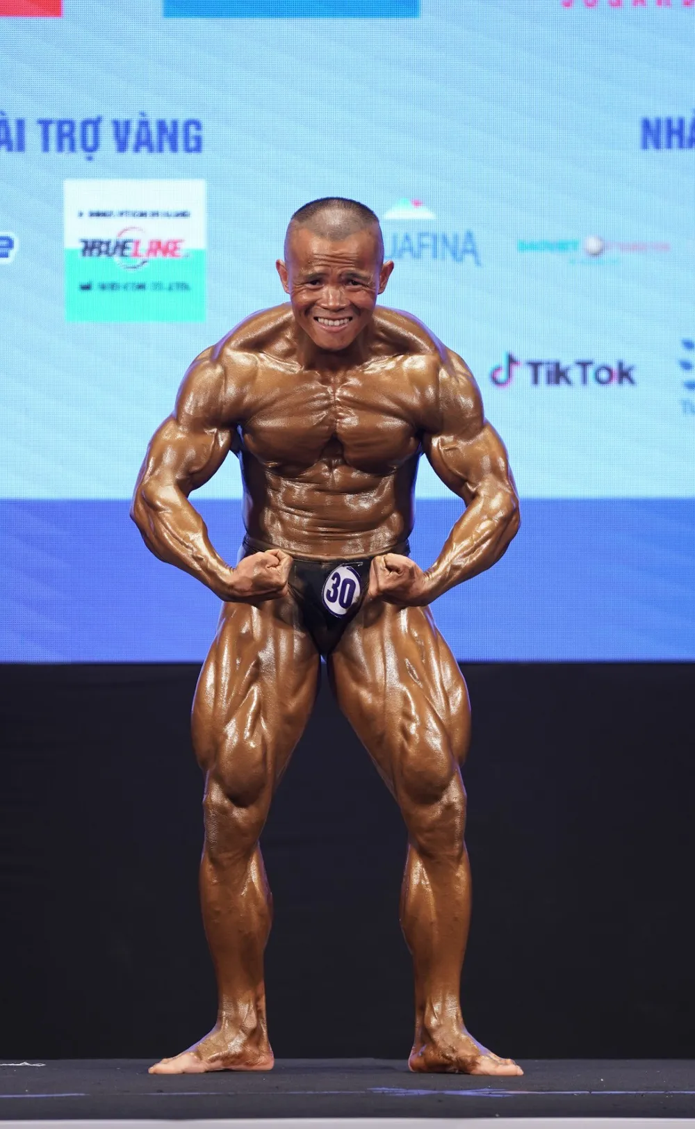 Thân hình cuồn cuộn của lực sĩ Trần Hoàng Duy Thuận vừa giành huy chương vàng ảnh 12