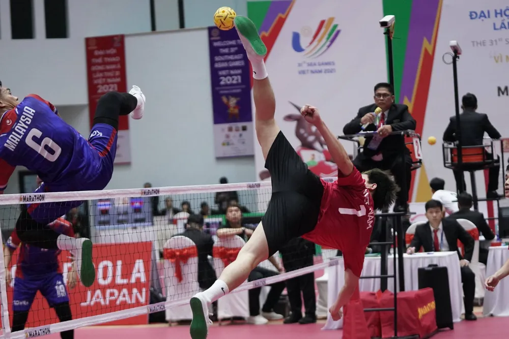 Nhưng pha đá cầu quá đầu ấn tượng của môn Cầu mây ảnh 11