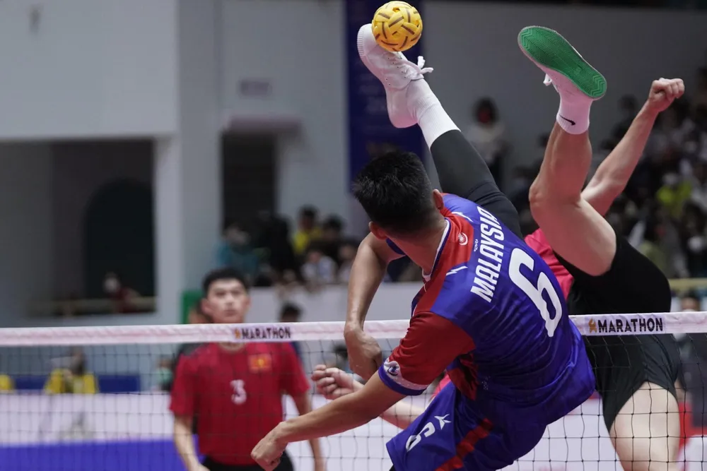 Nhưng pha đá cầu quá đầu ấn tượng của môn Cầu mây ảnh 8