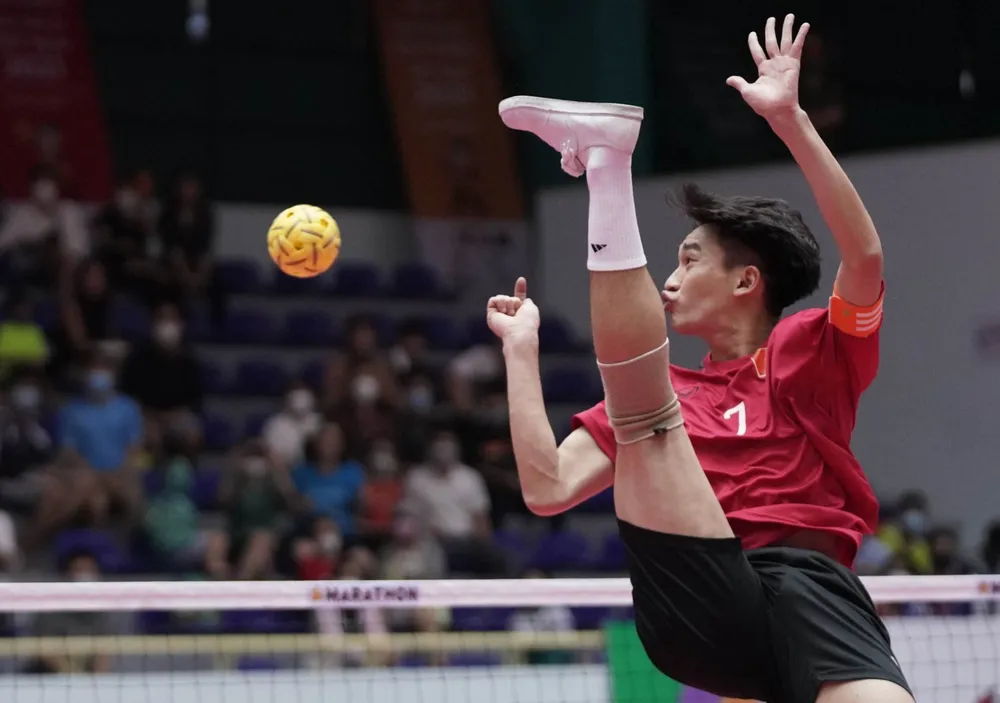 Nhưng pha đá cầu quá đầu ấn tượng của môn Cầu mây ảnh 13