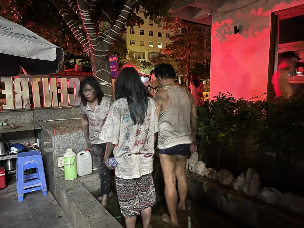 Kịp thời cứu 3 người từ đám cháy lúc rạng sáng tại quận Ba Đình, Hà Nội ảnh 2