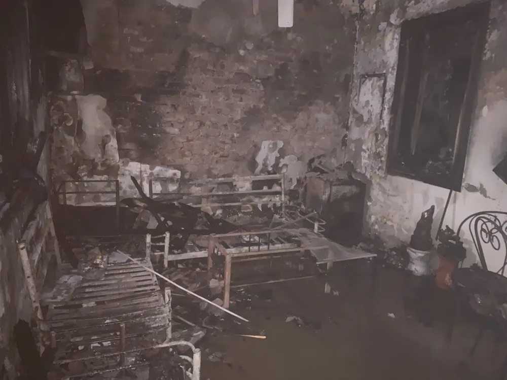 Kịp thời cứu 3 người từ đám cháy lúc rạng sáng tại quận Ba Đình, Hà Nội ảnh 1