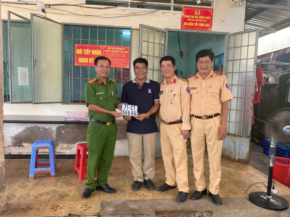 Chủ nuôi tôm bấm được biển số ngũ quý 6 cho chiếc xe máy mới mua ảnh 1