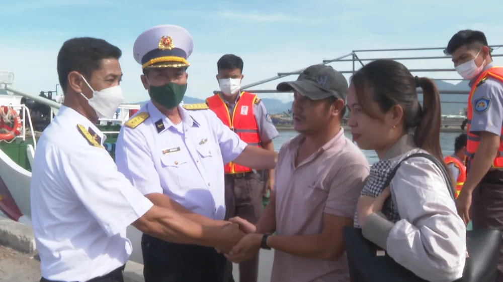 Kịp thời đưa ngư dân bị bệnh về gia đình  ảnh 1