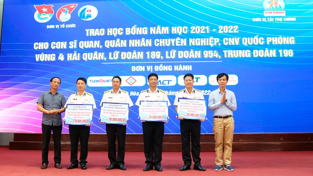 Thành viên Quỹ học bổng Vừ A Dính và Câu lạc bộ Vì Hoàng Sa-Trường Sa trao bảng tượng trưng tặng học bổng cho các đơn vị