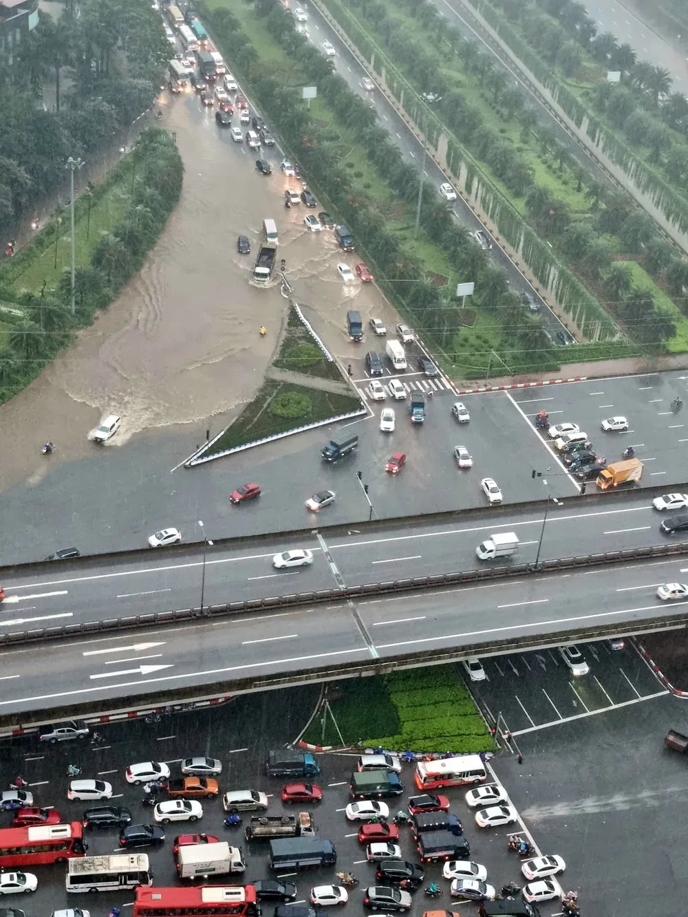 Hà Nội mưa như trút nước, nhiều nơi ngập sâu, xe cộ “chôn chân” trên đường  ảnh 8