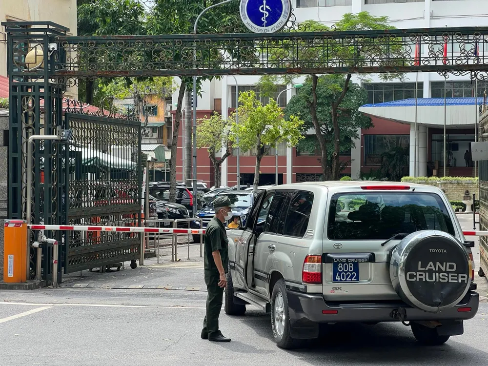 Xe công an xuất hiện tại trụ sở Bộ Y tế ảnh 2