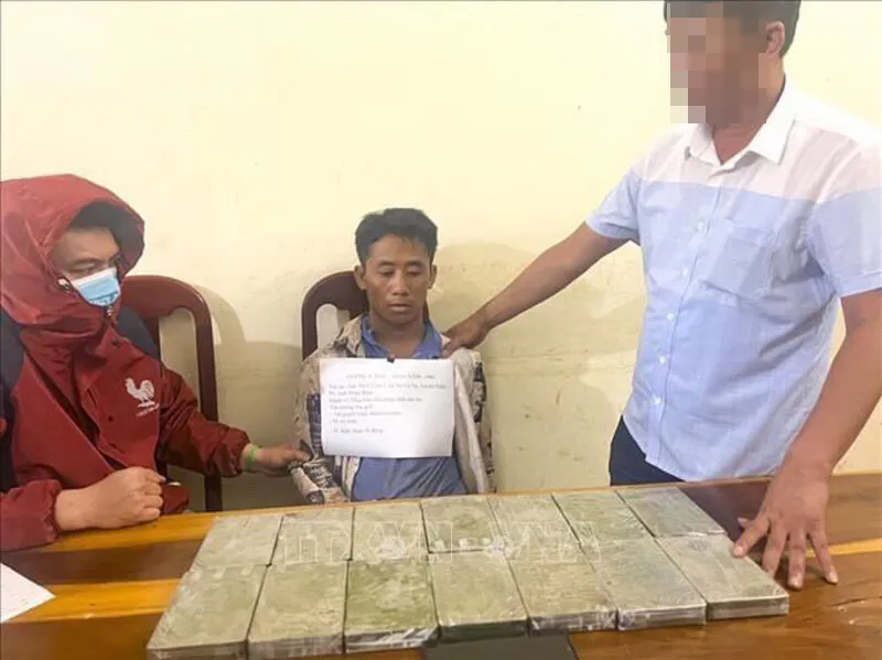 Bắt giữ 1 đối tượng vận chuyển 14 bánh heroin ảnh 1