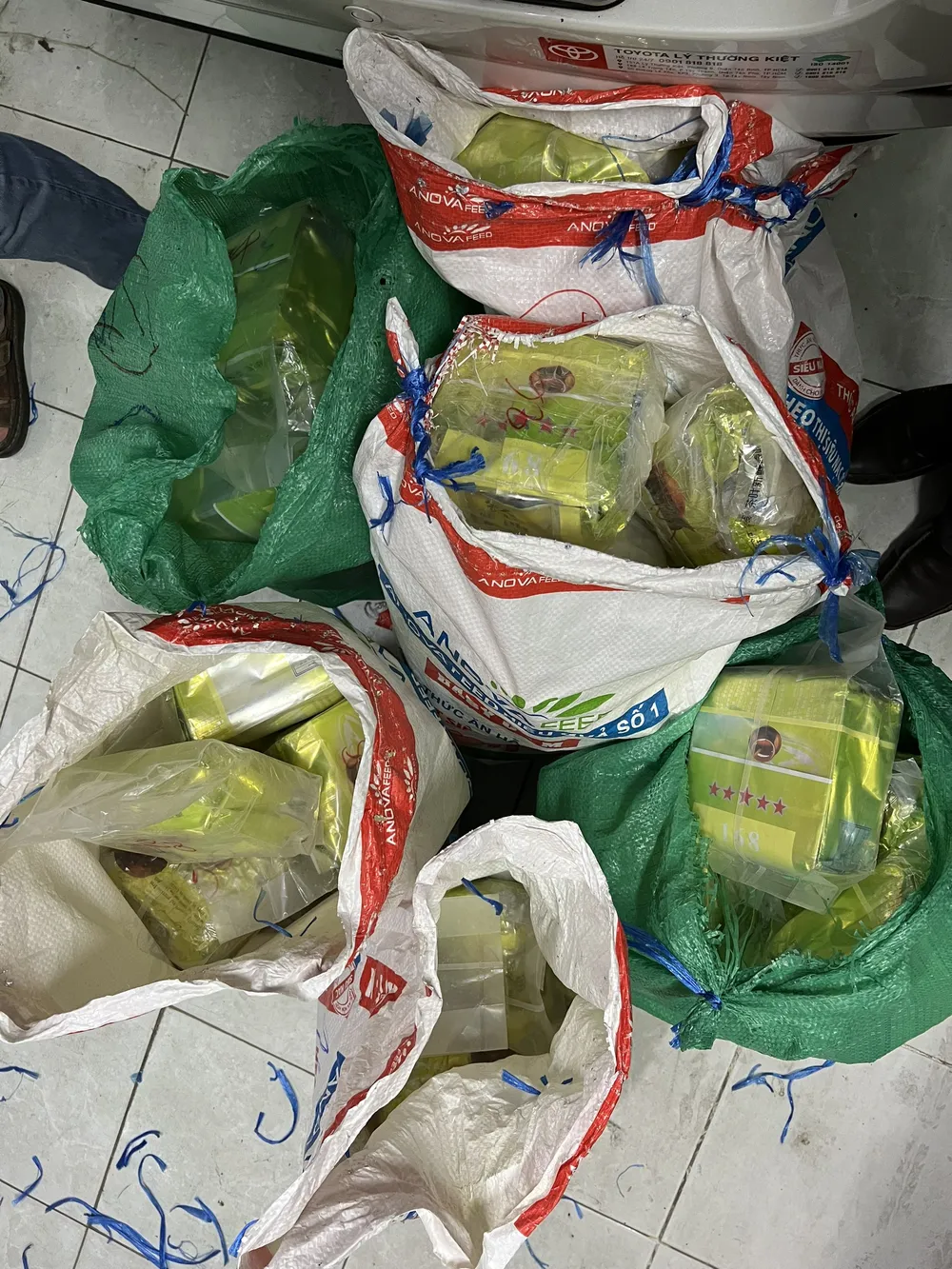 Bắt 7 đối tượng, thu giữ hơn 115kg ma túy giấu trong xe Mercedes ảnh 2