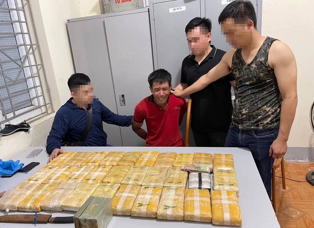 Bắt quả tang thanh niên vận chuyển 4 bánh heroin và 180.000 viên ma túy tổng hợp ảnh 1