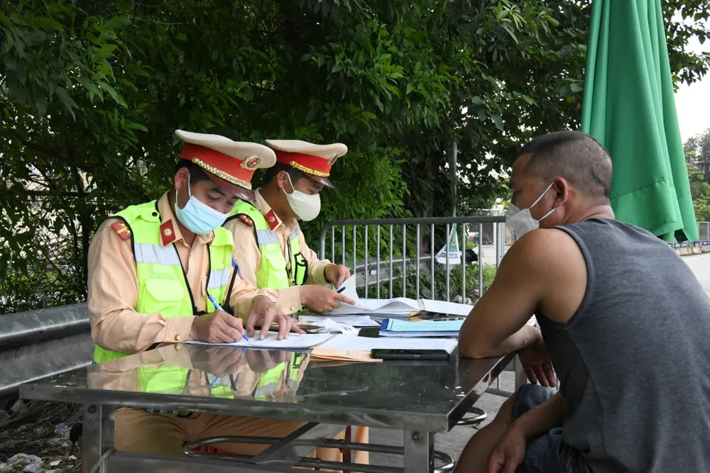 Tước phù hiệu đối với lái xe chở quá tải trên cao tốc Pháp Vân – Cầu Giẽ ảnh 1