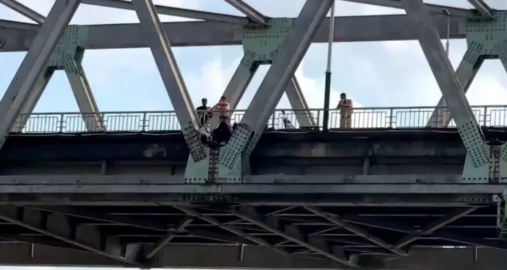 Kịp thời vận động cô gái mang bầu định tự tử ở cầu Hồ, tỉnh Bắc Ninh ảnh 1