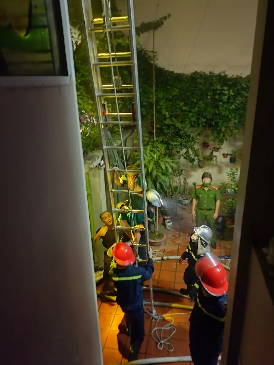 Cháy gian bếp, 4 người trong gia đình được giải cứu lúc rạng sáng ảnh 2