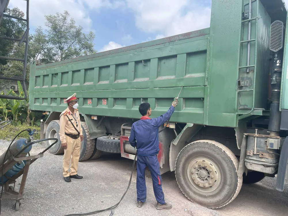 Cảnh sát giao thông xử lý gần 2.700 xe ô tô cơi nới ảnh 1