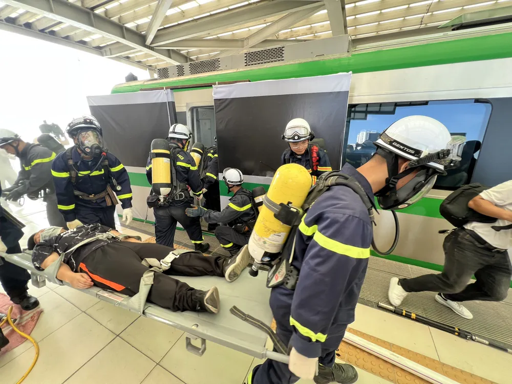 Giả định nhóm người vận chuyển xăng dầu, cồn gây cháy tại nhà ga Yên Nghĩa ảnh 1