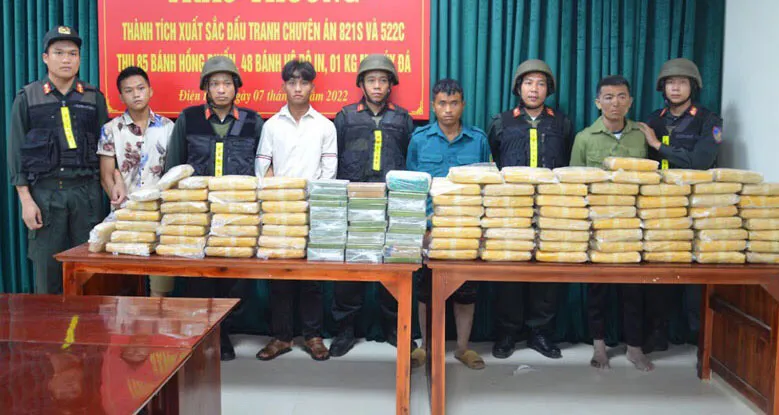 Các đối tượng bị bắt cùng tang vật