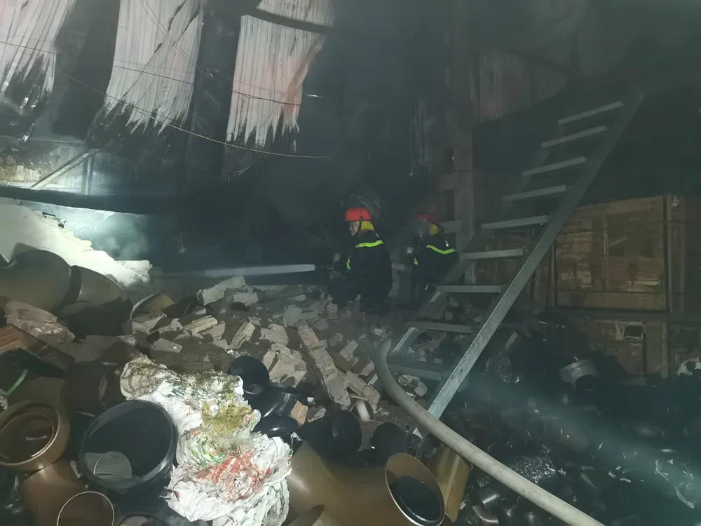 Nhà xưởng bị thiêu rụi tại Hà Nội ảnh 2