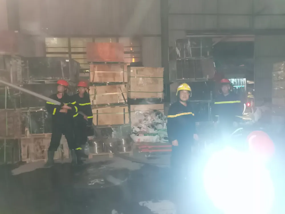 Nhà xưởng bị thiêu rụi tại Hà Nội ảnh 6