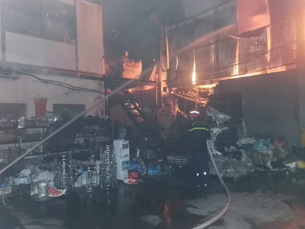 Nhà xưởng bị thiêu rụi tại Hà Nội ảnh 3