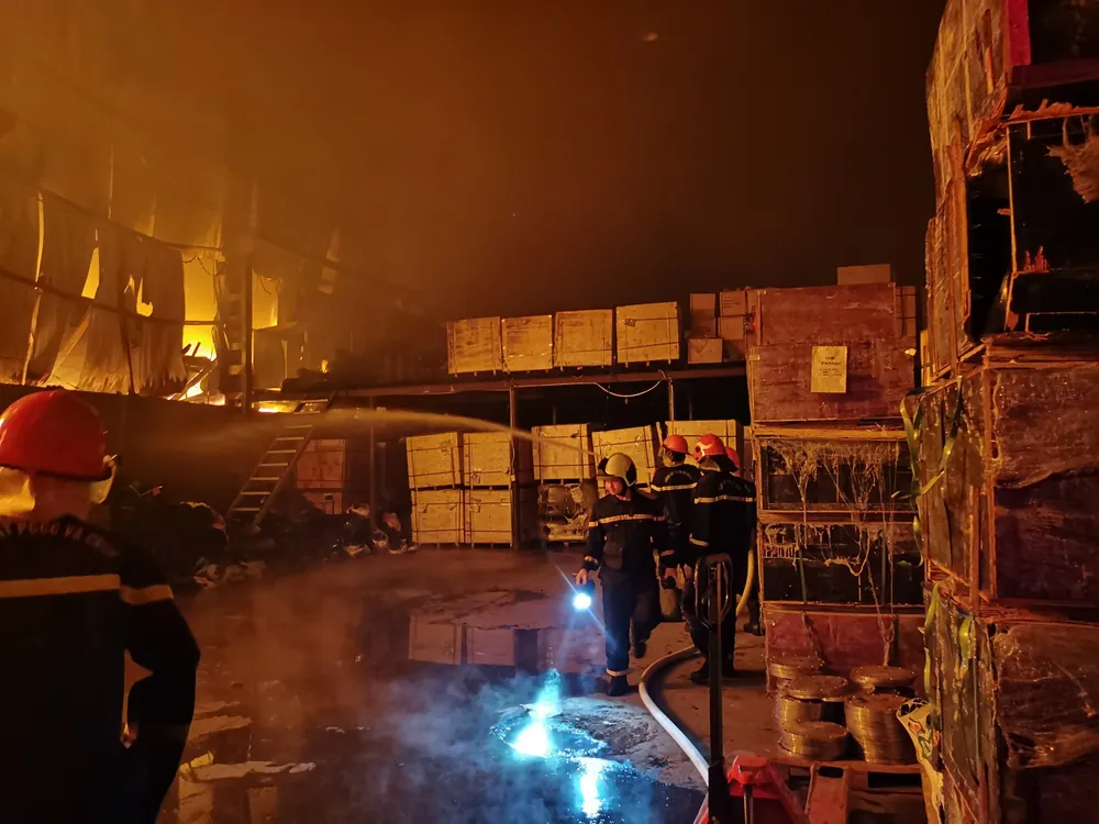 Nhà xưởng bị thiêu rụi tại Hà Nội ảnh 4