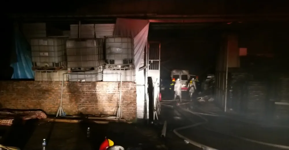 Hà Nội: Cháy xưởng nguyên liệu cạnh cây xăng  ảnh 2