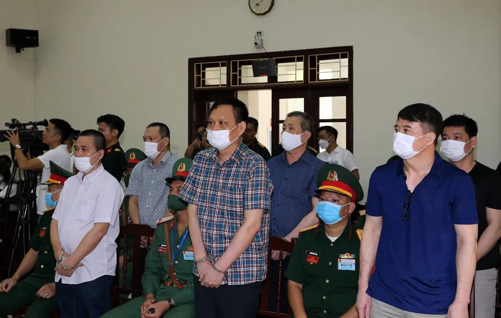 Xét xử nhiều cựu sĩ quan trong đường dây buôn lậu xăng dầu ảnh 1